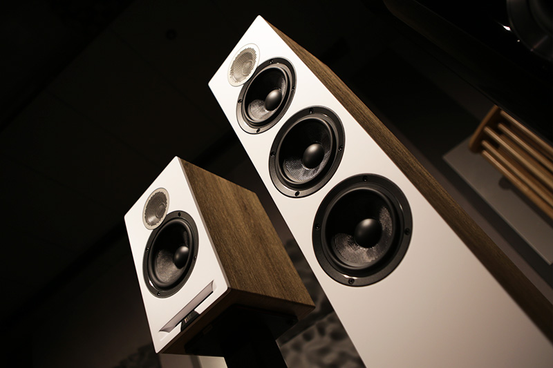 90년이 넘는 내공이 빚어낸 아름다운 선물Elac Debut Reference DBR62 & DFR52 Speakers